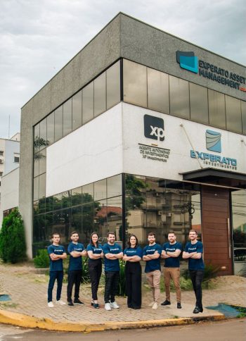 Equipe Experato Seguros e Investimentos em frente a sede do escritório em Santo Ângelo
